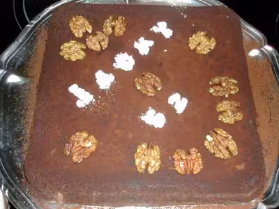 Pavé chocolat  aux  noix / sauce chocolat