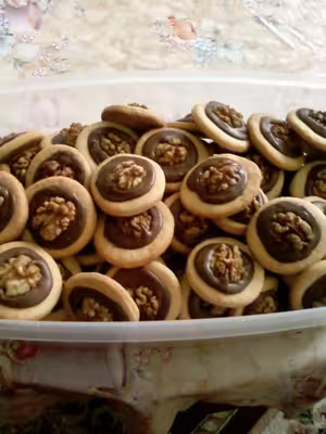 Biscuits décorés de chocolat et de noix