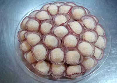 Beijinhos de coco au lait concentré sucré et noix de coco râpée