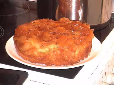Gâteau brioché aux pommes caramélisées et aux noix FACILE