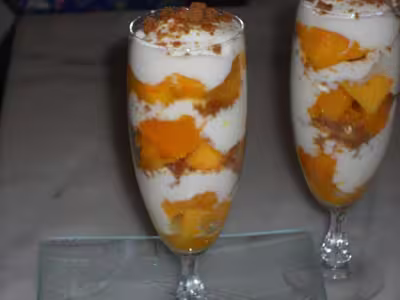 Coupes de pêches au fromage blanc vanille