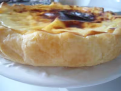 Crème caramel au beurre et vanille dans une pâte brisée