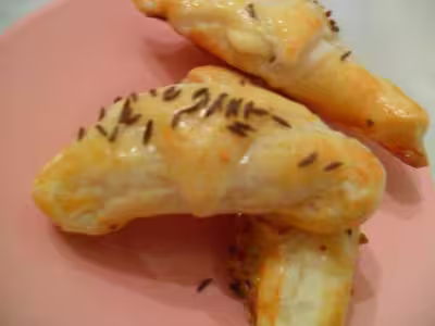 Mini croissants gouda cumin
