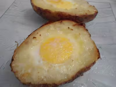Nids d'oeufs aux pommes de terre et beurre