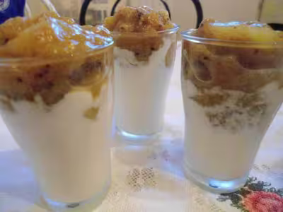 Verrines aux kiwis caramélisés et rhubarbe sucrée