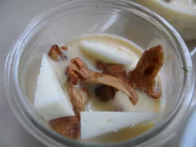 Cassolettes de girolles au fromage de brebis et aux oeufs
