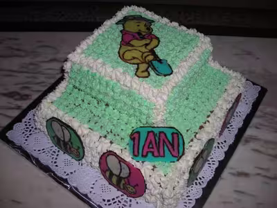 Gâteau d'anniversaire  2étages winnie l'ourson.. par mamy m