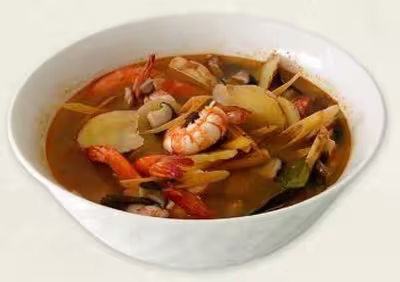 Soupe Tom Yum thaïlandaise au poulet, citronnelle et galanga