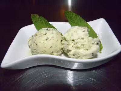 Glace à la menthe fraîche au sucre et crème