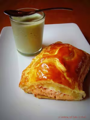 Feuilletés de saumon et boursin, crème d'oseille.