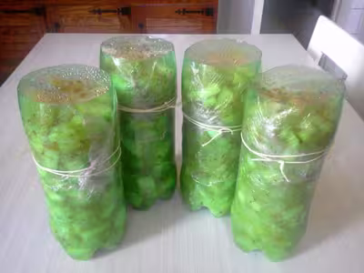 Congélation de courgettes en bouteilles plastiques