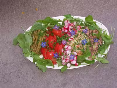 Salades avec des fleurs