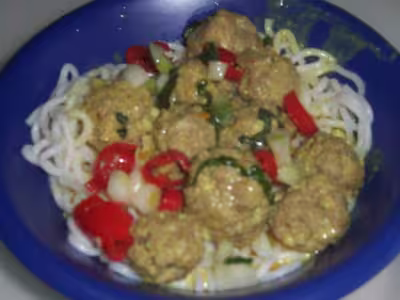 Boulettes de porc et boeuf au curry nouilles aux oeufs