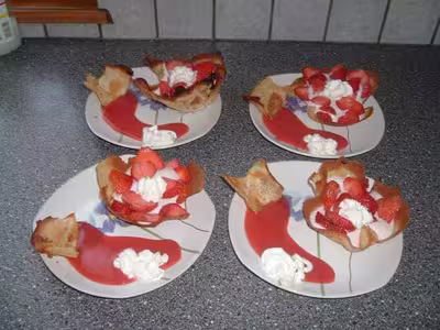 coupelle de fraises avec son coulis miam !