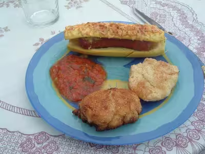 Palets de pommes de terre et hot-dog de courgettes